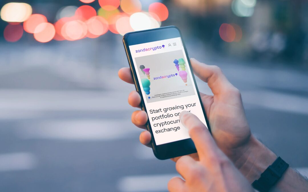 Smartfon trzymany w dłoni z otwartą aplikacją mobilną zondacrypto